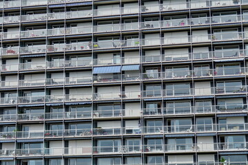 Fototapeta na wymiar Immeuble avec baies vitrées et balcons.