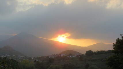 Tramonto montuoso
