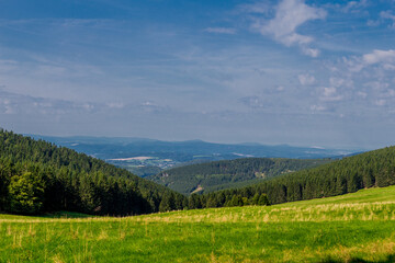 Sp&auml;tsommerwanderung entlang des Rennsteigs bei sch&ouml;nstem Sonnenschein - Deutschland