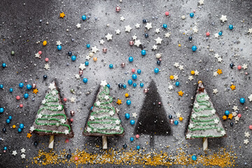 Drei von vier leckere Christbäume in einer Reihe dekoriert als weihnachtliches Gebäck mit...