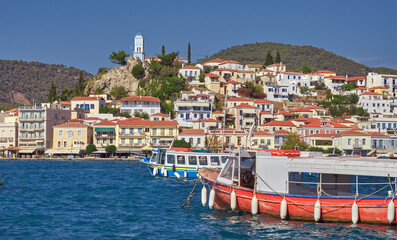 Fototapeta na wymiar Wassertaxi vor der Insel Poros, Griechenland