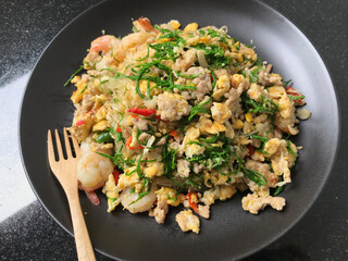 Stir-fried Vermicelli with Shrimp and Climbing Wattle.