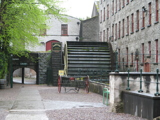 La célèbre distillerie Jameson en Irlande, avec ses véhicules artisanaux et le moulin tournant...