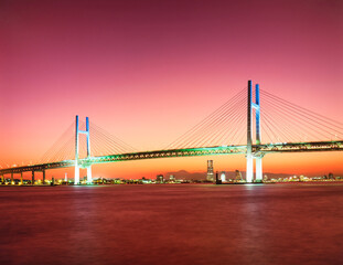 ベイブリッジと横浜市街の夕景