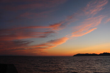 地球のヒカリ! SDGsオレンジ色の空とマジックアワーの海の輝き!