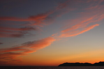 地球のヒカリ! SDGsオレンジ色の空とマジックアワーの海の輝き!