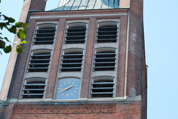 FU 2020-08-11 Fries T2 703 Am Kirchturm ist eine Uhr