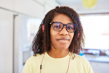 Afroamerikanische Studentin mit Kopfhörer beim Fernstudium