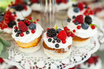 cupcakes with berries and cream