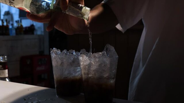 images of the preparation of a mojito cocktail
