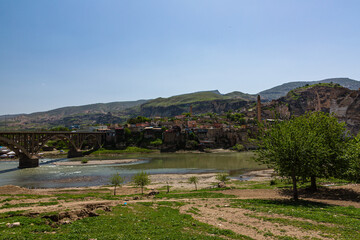 Fototapeta na wymiar トルコ　水没前のハサンケイフの街並みとエル・ルズク・ジャーミーとティグリス川