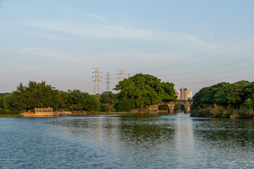 Obraz premium Ancient bridges and forests on the river at dusk.