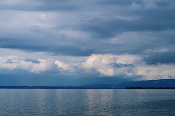 Fototapeta na wymiar Wolkenhimmel über dem Bodensee