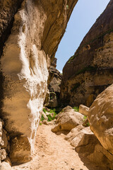 トルコ　水没前のハサンケイフのハサンケイフ城と洞窟住居のある渓谷