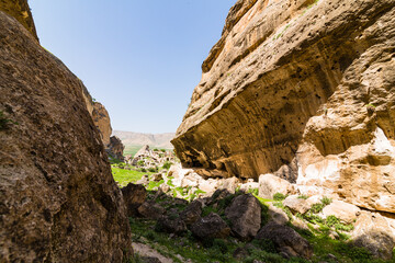 Fototapeta na wymiar トルコ　水没前のハサンケイフのハサンケイフ城と洞窟住居のある渓谷