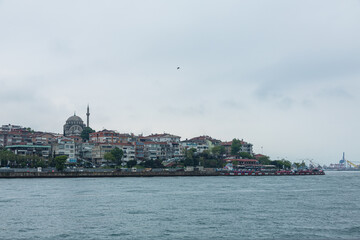 Fototapeta premium トルコ イスタンブールのボスポラス海峡を進むフェリーから見えるアジア側のユスキュダルの街並み