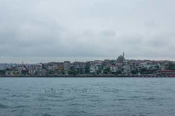 トルコ　イスタンブールのボスポラス海峡を進むフェリーから見えるアジア側のユスキュダルの街並み