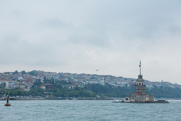 トルコ　イスタンブールのボスポラス海峡に浮かぶ小島に建つ乙女の塔