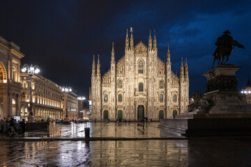 Fototapeta na wymiar pioggia in piazza duomo a Milano