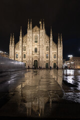 Obraz premium pioggia in piazza duomo a Milano