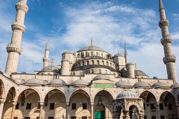 Fototapeta na wymiar トルコ　イスタンブール歴史地域である旧市街に建つスルタンアフメト・モスク、別名ブルーモスクの中庭からの外観