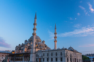 Fototapeta na wymiar トルコ　イスタンブールの旧市街に建つ夕陽に照らされたニューモスク