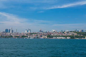 トルコ　イスタンブールのボスポラス海峡を進むフェリーから見えるヨーロッパ側の街並み