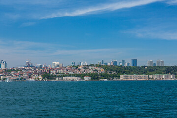 Fototapeta na wymiar トルコ　イスタンブールのボスポラス海峡を進むフェリーから見えるヨーロッパ側の街並み