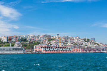 Fototapeta na wymiar トルコ　イスタンブールの金角湾を進むフェリーから見える新市街の街並み