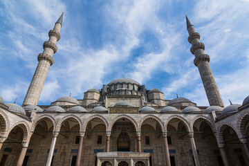 トルコ　イスタンブール歴史地域である旧市街のスレイマニエの丘に建つスレイマニエ・モスクの中庭から見える外観