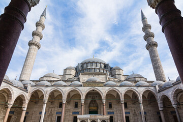 Fototapeta na wymiar トルコ　イスタンブール歴史地域である旧市街のスレイマニエの丘に建つスレイマニエ・モスクの中庭から見える外観