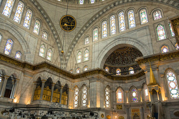 Fototapeta na wymiar トルコ　イスタンブールの旧市街に建つヌールオスマニィエ・ジャーミーの礼拝堂内