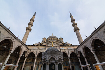 Fototapeta na wymiar トルコ　イスタンブールの旧市街に建つニューモスク 