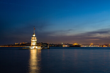 Fototapeta na wymiar トルコ　イスタンブールの夜のボスポラス海峡に浮かぶ小島に建つライトアップされた乙女の塔