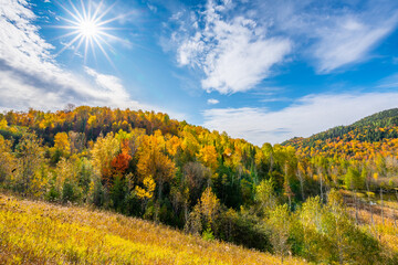 Naklejka premium mountains and valleys under the colors of autumn-1