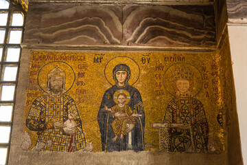 トルコ　イスタンブールの旧市街に建つアヤソフィア内の壁に描かれた聖母子と皇帝ヨハネス2世コムネノス、皇后イリニのモザイク画 - obrazy, fototapety, plakaty