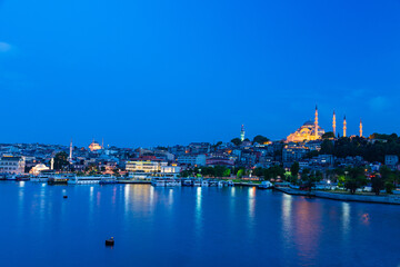 トルコ　イスタンブールの金角湾の夜景と旧市街の街並みと丘の上に建つライトアップされたスレイマニエ・モスク