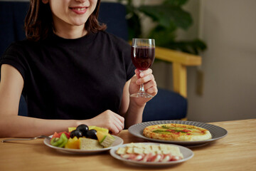 家で一人でお酒を楽しむ若い日本人女性