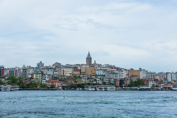 Fototapeta premium トルコ イスタンブールの新市街の街並みとガラタ地区の丘の上に建つガラタ塔
