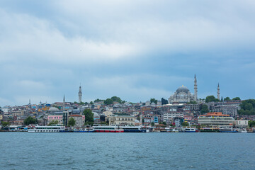 トルコ　イスタンブールの金角湾と対岸に見える旧市街の街並みと丘の上に建つスレイマニエ・モスク