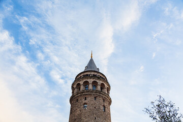 Fototapeta na wymiar トルコ　イスタンブールの新市街のガラタ地区に建つガラタ塔