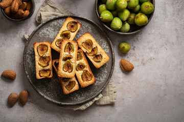 Mini cakes financier amandes et figues dans une assiette