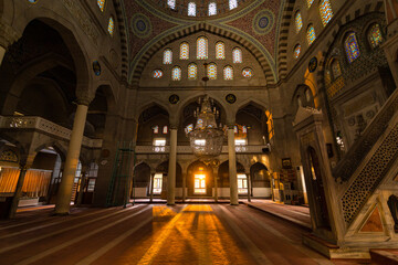 Fototapeta premium トルコ カイセリの市街地にあるブリュンズモスクの礼拝堂内に入り込む陽射し