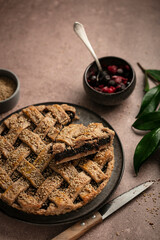 Part de tarte à la confiture de fruits rouges, noisette et sésame