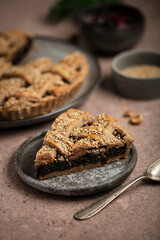 Part de tarte à la confiture de fruits rouges, noisette et sésame