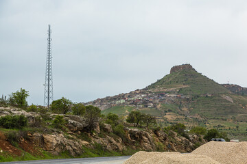 トルコ　マルディンの市街地にある岩山