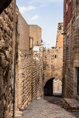 Fototapeta na wymiar トルコ　マルディンの旧市街の路地裏のトンネル