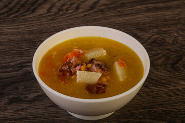 Pea soup with smoked ribs