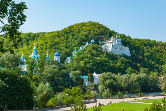 Kloster  Swjatohirsk, Ukraine, an einem sonnigen Sommertag.