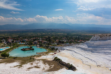 トルコ　ヒエラポリス・パムッカレの白い石灰棚と青い水のプールと石灰華段丘から望む風景